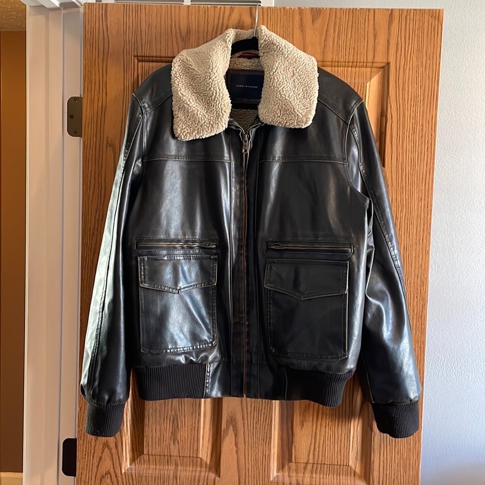 Men’s VINTAGE Tommy Hilfiger Faux Fur Collar Leather Jacket size Medium